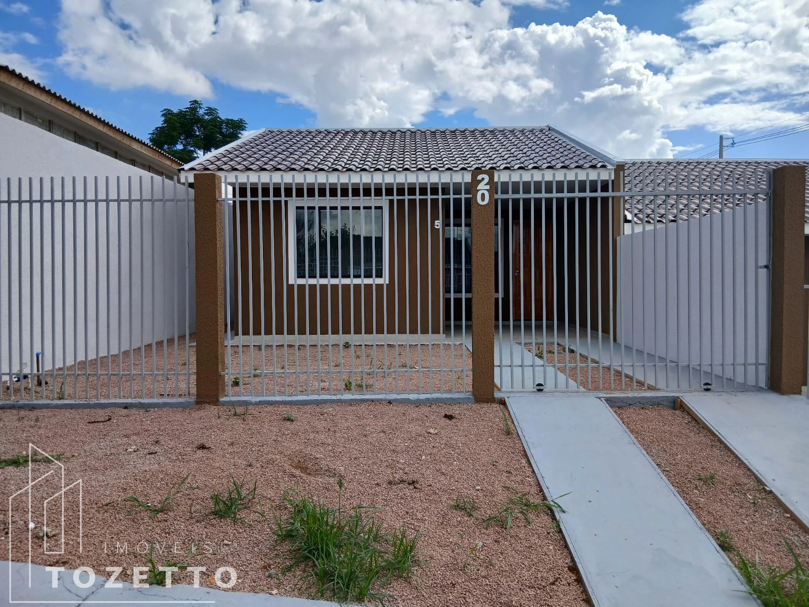 <strong>Casa com passagem lateral no Parque dos Pinheiros</strong>