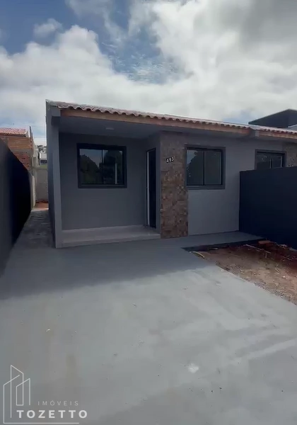 <strong>Casa com passagem lateral à venda no GSP em Uvaranas</strong>