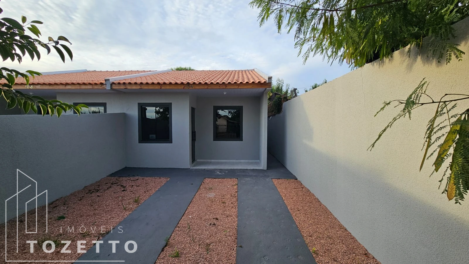 <strong>CASA COM PASSAGEM LATERAL NO RECANTO VERDE</strong>