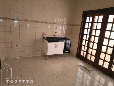 Casa Completa Em Uvaranas . 5 Quartos, Suíte, Churrasqueira E Canil