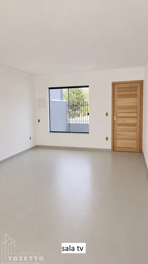 Sobrado De Esquina Com Suíte Em Uvaranas!
