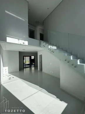 Linda Casa Com Piscina Em Condomínio Fechado No Bairro Contorno.