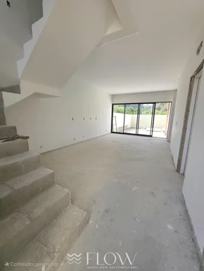 <strong>Sobrado em Condominio</strong> <small>(3 dormitórios sendo 3 suítes)</small>