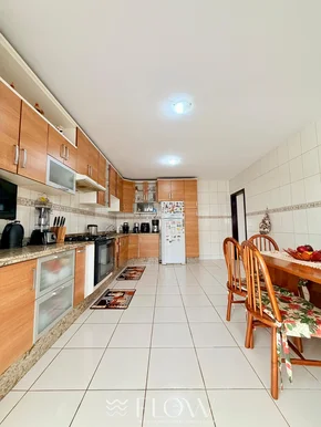 Casa Ampla Com 3 Quartos E Piscina