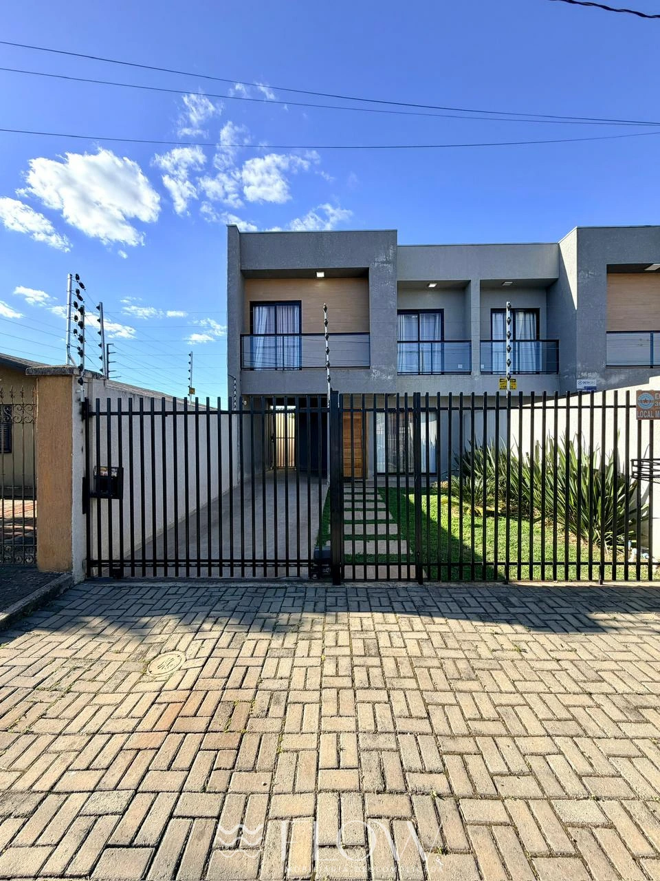 Raridade Em Uvaranas Com 2 Suítes E Quintal Amplo