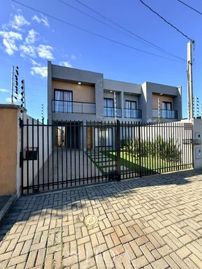 Raridade Em Uvaranas Com 2 Suítes E Quintal Amplo