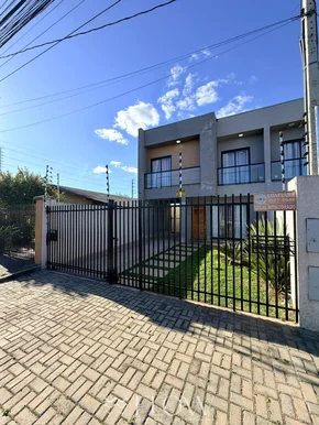 Raridade Em Uvaranas Com 2 Suítes E Quintal Amplo