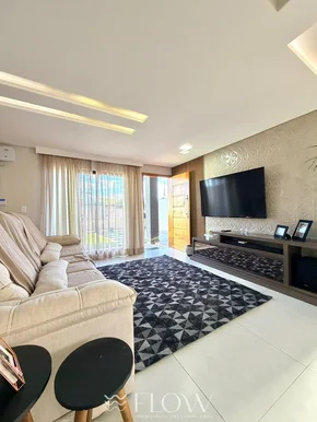 Raridade Em Uvaranas Com 2 Suítes E Quintal Amplo