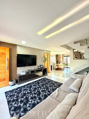 Raridade Em Uvaranas Com 2 Suítes E Quintal Amplo