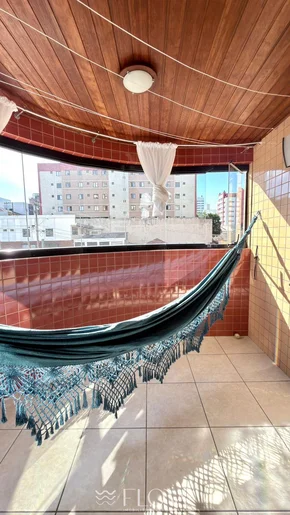 <strong>APARTAMENTO NO CENTRO COM SACADA E CHURRASQUEIRA</strong>
