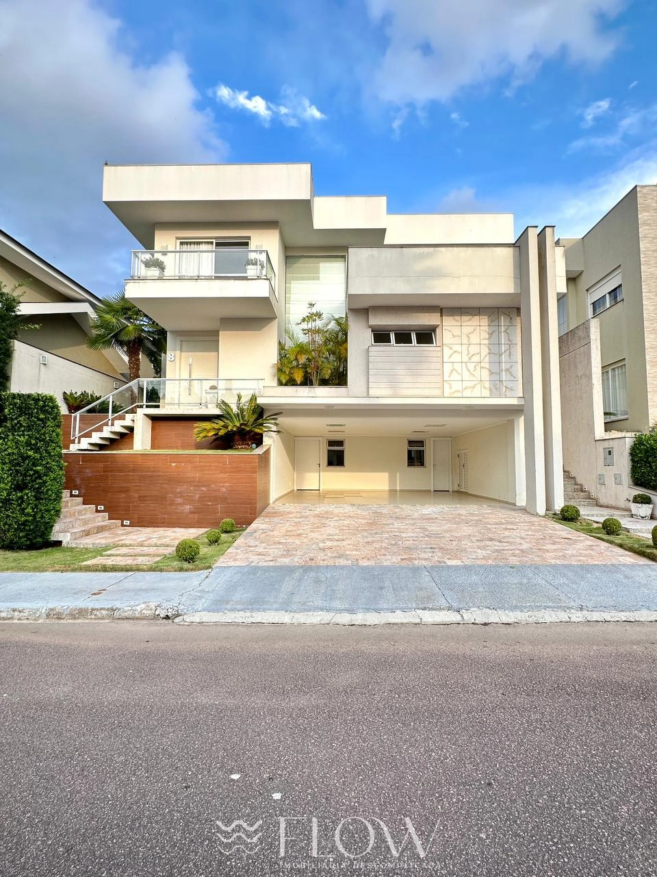 Casa Com 4 Suítes E Elevador