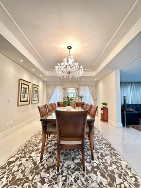 Casa Com 4 Suítes E Elevador