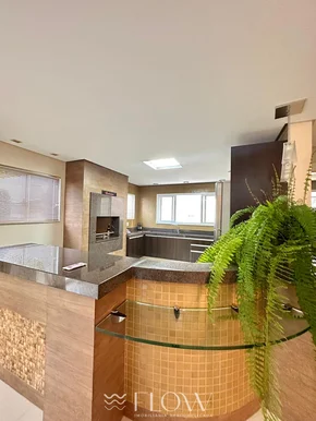 Casa Com 4 Suítes E Elevador