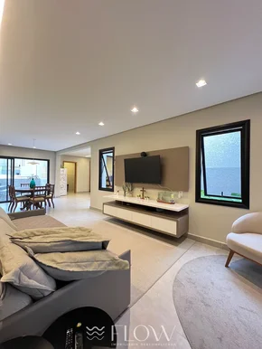 Casa Térrea Com Amplo Terreno Em Uvaranas
