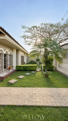 Casa Com Piscina Coberta E Edícula - órfãs