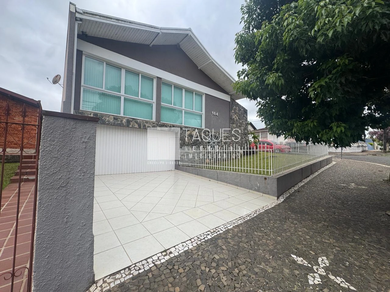 Casa De Rua à Venda / Estrela