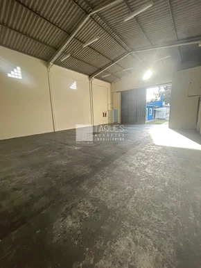 Locação De Barracão 240 M²