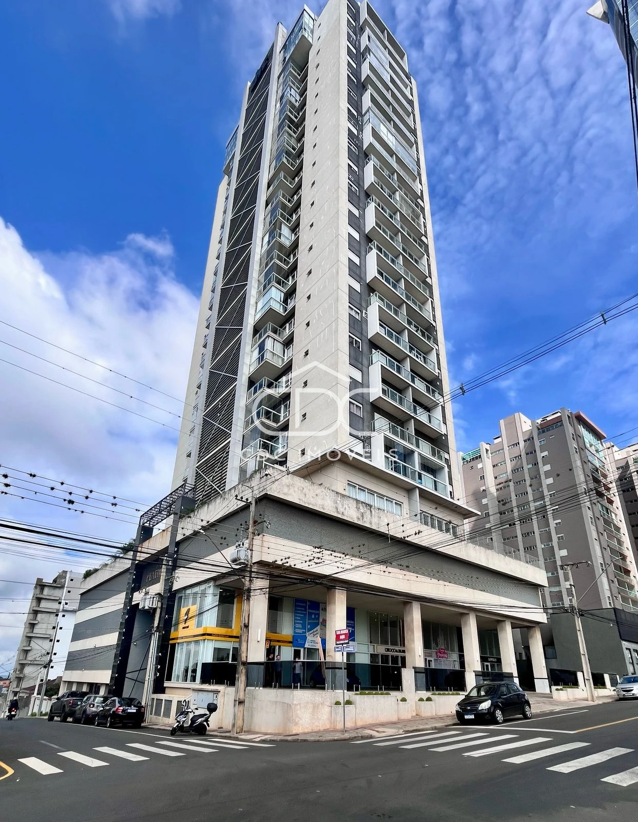 Excelente Apartamento Semimobiliado Em Oficinas