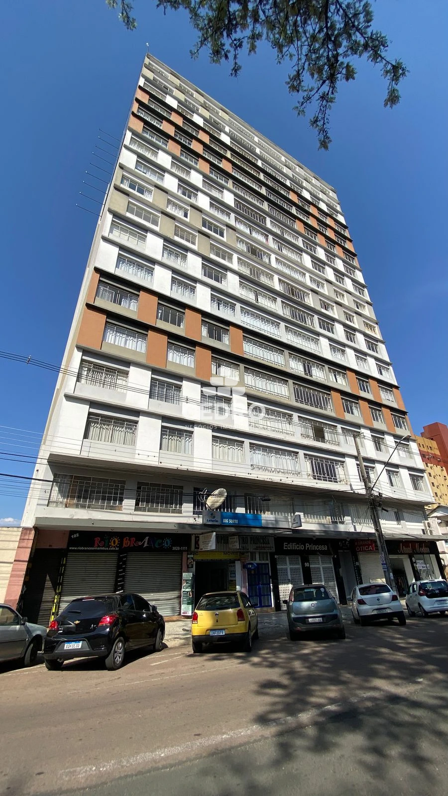 Apartamento Com 3 Quartos, Sendo 1 Suíte, No Centro