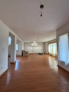 Sobrado Com 5 Quartos, Sendo 1 Suíte, Em Uvaranas