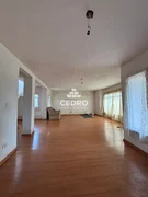 <strong>Sobrado com 5 quartos, sendo 1 suíte, em Uvaranas</strong>