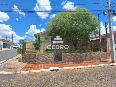 <strong>Casa com 4 quartos, sendo 1 suíte, no Contorno</strong>