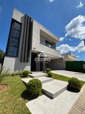 <strong>Sobrado com 4 quartos, sendo 3 suítes, em Uvaranas</strong>