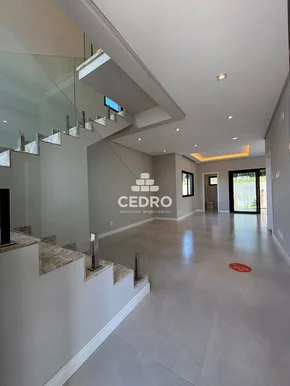 Sobrado Com 4 Quartos, Sendo 3 Suítes, Em Uvaranas