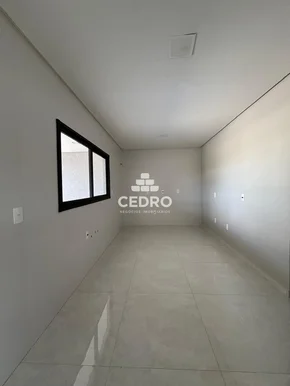 Casa Com 3 Quartos, Sendo 1 Suíte, No Contorno