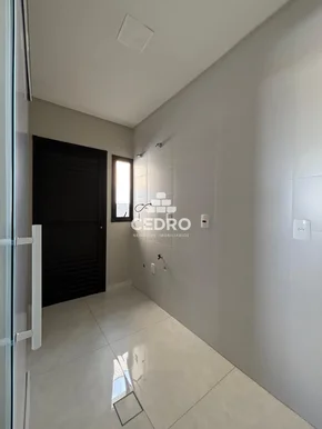 Casa Com 3 Quartos, Sendo 1 Suíte, No Contorno