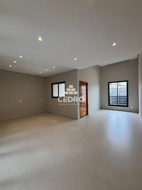 Casa Com 3 Quartos, Sendo 1 Suíte, Em Uvaranas