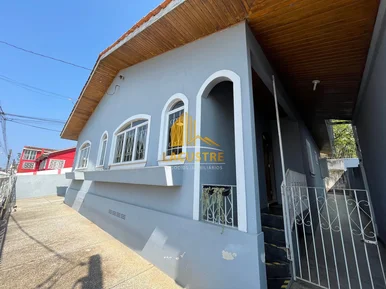 <strong>Casa com 03 quartos no Centro.</strong>