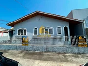 <strong>Casa com 03 quartos no Centro.</strong>
