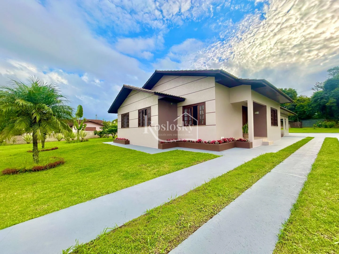 <strong>CASA COM GRANDE TERRENO - COLÔNIA FRANCESA</strong>