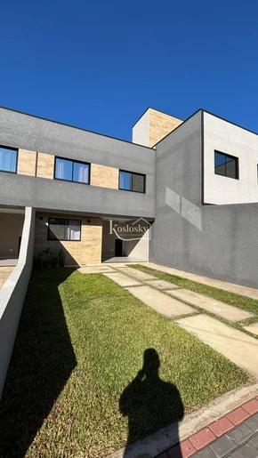 <strong>Sobrado em condomínio em Palmeira PR com suíte e garagem</strong>