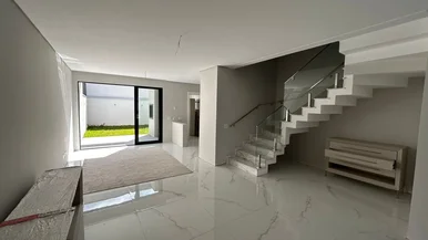 <strong>Sobrado Padrão</strong>&nbsp;<small>(3 dormit&oacute;rios sendo 3 su&iacute;tes)</small>