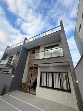 <strong>Conceito Imóveis Vende  Sobrado Triplex Novo Quadra Mar</strong>