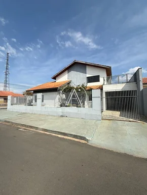 <strong>Sobrado Padrão</strong>&nbsp;<small>(3 dormit&oacute;rios sendo 1 su&iacute;te)</small>