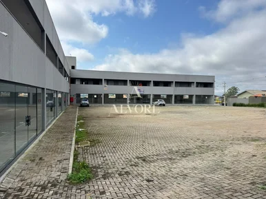 Excelente Oportunidade De Investimento! Lojas Comerciais E Apartamentos