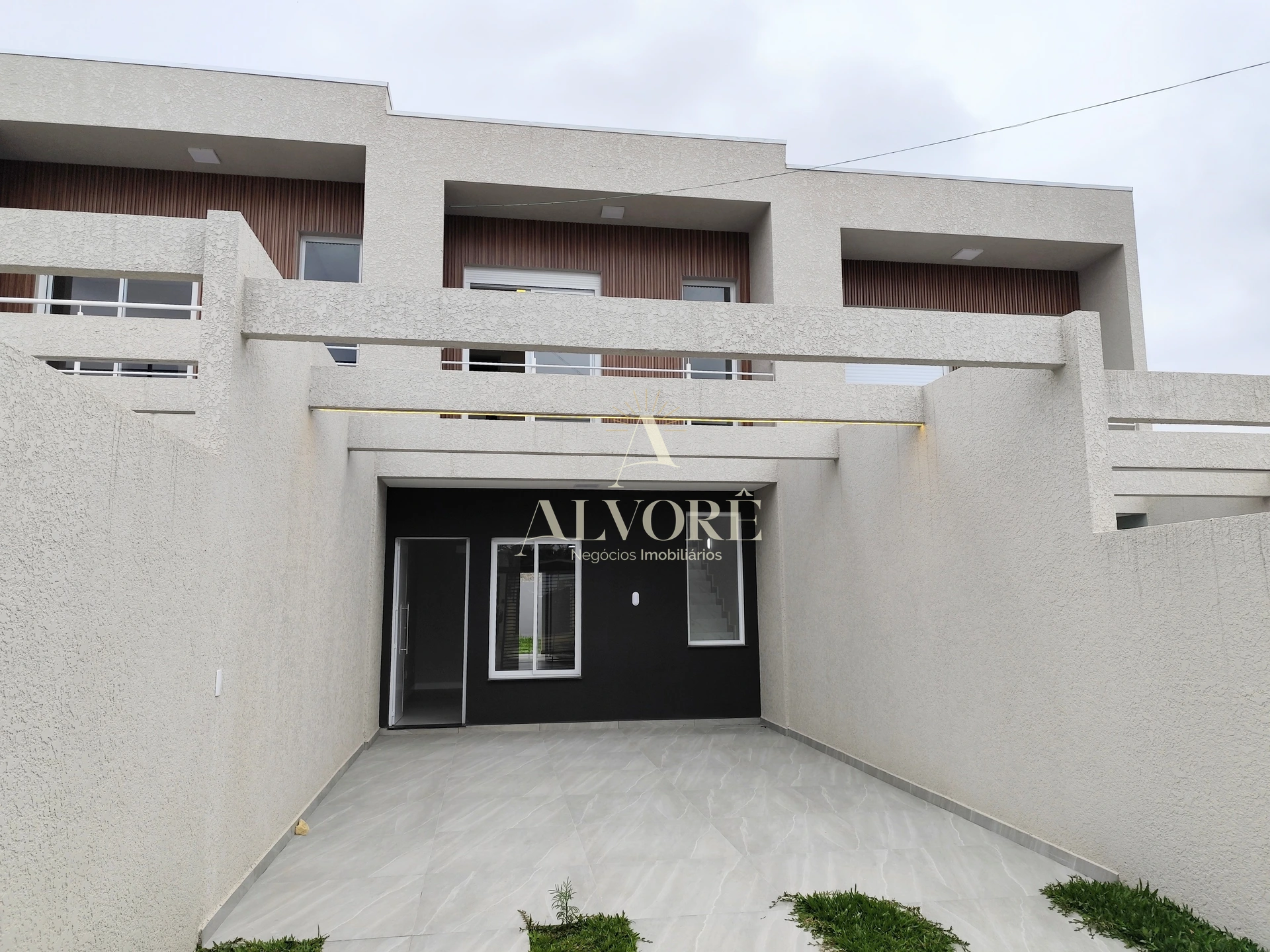 Sobrado Com Amplo Terreno No Bairro órfãs