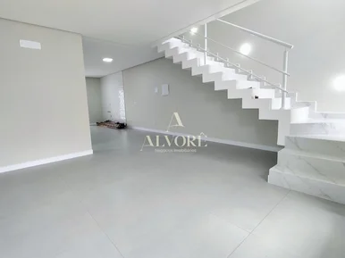 Sobrado Com Amplo Terreno No Bairro órfãs