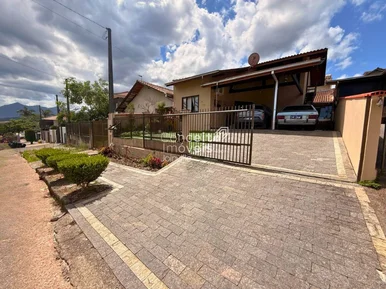 <strong>Casa com Edícula e Churrasqueira Vila Nova</strong>