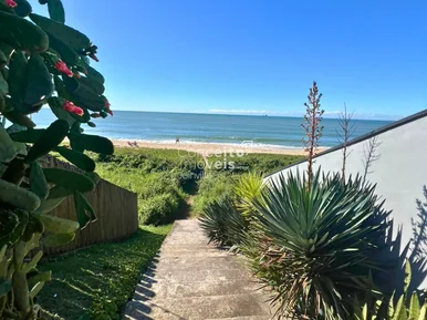 <strong>Sobrado com 4 Suítes, Área Gourmet e Vista para o Mar</strong>