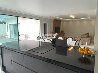 <strong>Casa ampla com piscina para locação</strong>