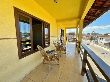 <strong>Sobrado em esquina com sala comercial e kitnets para venda</strong>