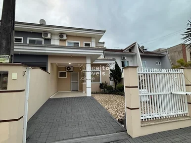 <strong>Casa geminada averbada à venda no Vila Nova Joinville/SC</strong>