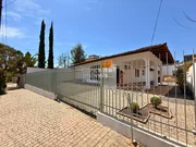 <strong>Casa com 4 Quartos e Quintal Amplo</strong>