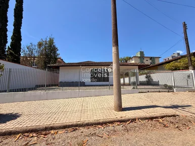 <strong>Casa com 4 Quartos e Quintal Amplo</strong>