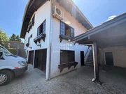 <strong>Casa de esquina 3 andares com piscina e área de festas</strong>