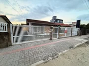 <strong>Casa com 3 Quartos (1 Suíte) + Edícula em Terreno Amplo</strong>